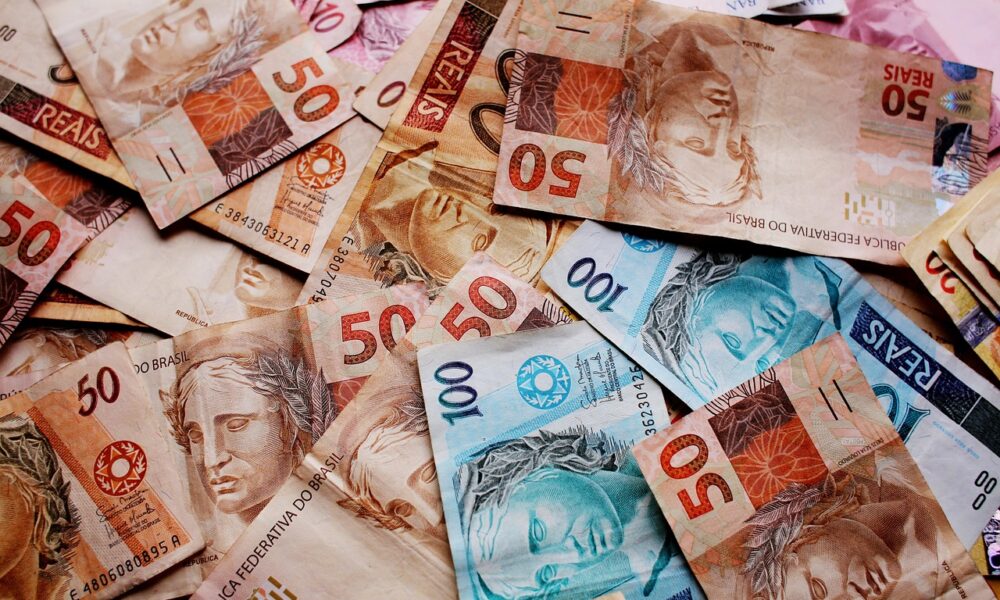 Estudo revela que o Brasil é líder no ranking de supersalários, com mais de 53 mil servidores públicos recebendo acima do teto constitucional