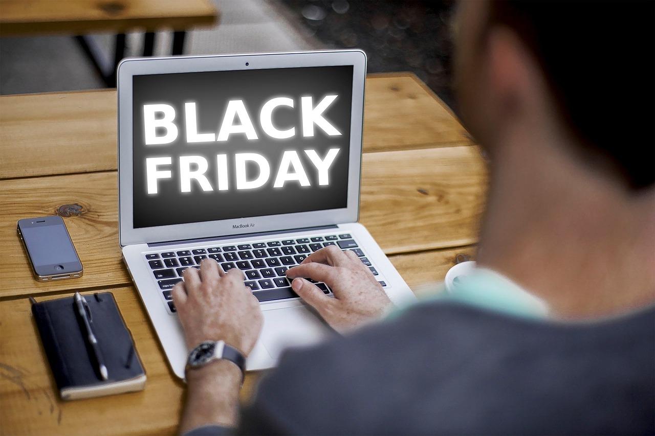 Procon Goiás alerta consumidores sobre como evitar golpes na Black Friday e orienta sobre direitos, cuidados com compras online e como registrar denúncias