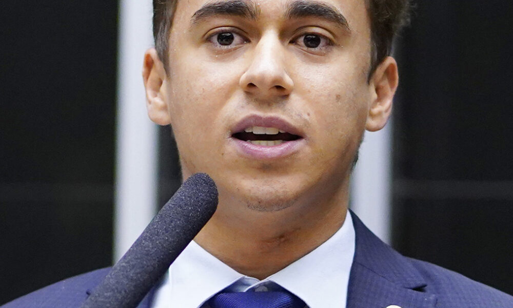 Deputado Nikolas Ferreira critica a TV Globo por usar drone para filmar sua visita ao ex-presidente Jair Bolsonaro sem autorização, chamando a atitude de violação de privacidade e desrespeito à ética jornalística