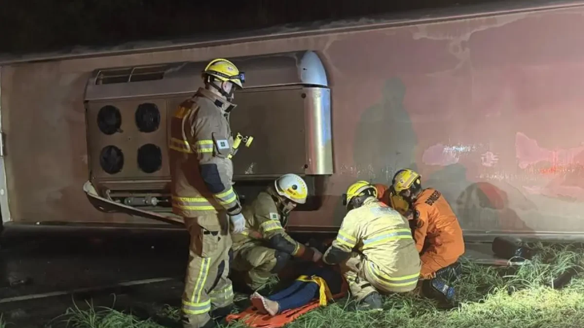 Acidente na BR-020 deixa 27 feridos, incluindo três em estado grave, após colisão com caminhão-guincho. A operação de resgate mobilizou equipes de socorro de diversas instituições