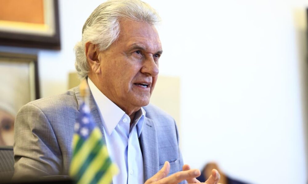 Pesquisa recente revela que o Governador de Goiás, Ronaldo Caiado, alcançou 82% de aprovação, destacando sua gestão positiva nas áreas de segurança, finanças e infraestrutura, consolidando-o como um dos governadores mais bem avaliados do Brasil.