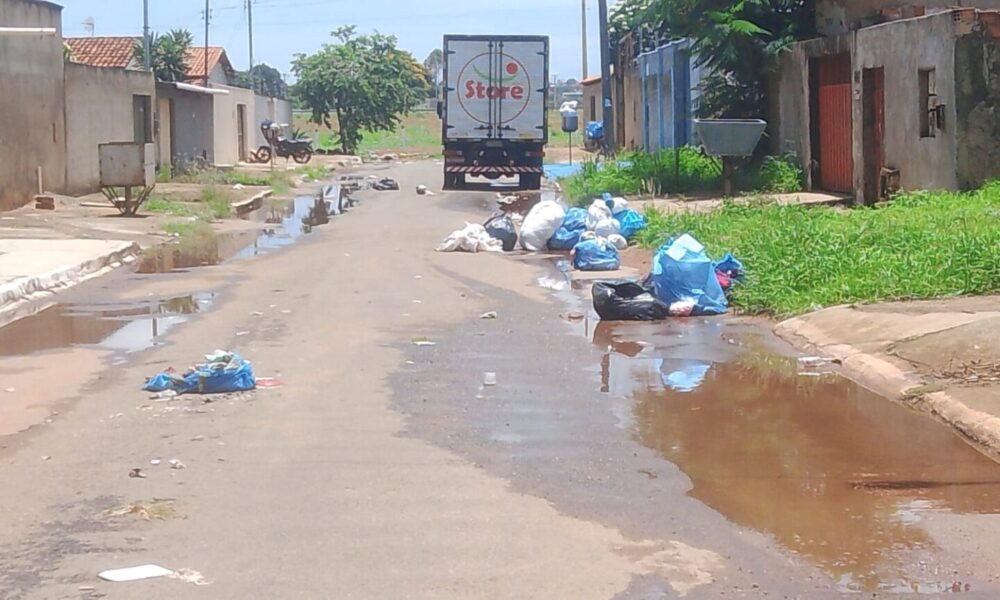 Crise na coleta de lixo em Trindade afeta 100% dos bairros e expõe falhas na gestão municipal. Acúmulo de resíduos gera indignação entre moradores e comerciantes. Falta de pagamento e ineficiência da licitação são os principais culpados