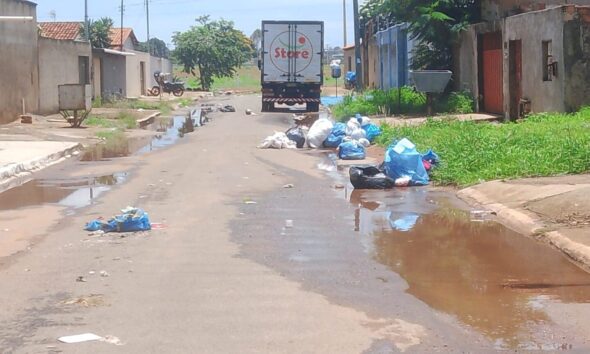 Crise na coleta de lixo em Trindade afeta 100% dos bairros e expõe falhas na gestão municipal. Acúmulo de resíduos gera indignação entre moradores e comerciantes. Falta de pagamento e ineficiência da licitação são os principais culpados