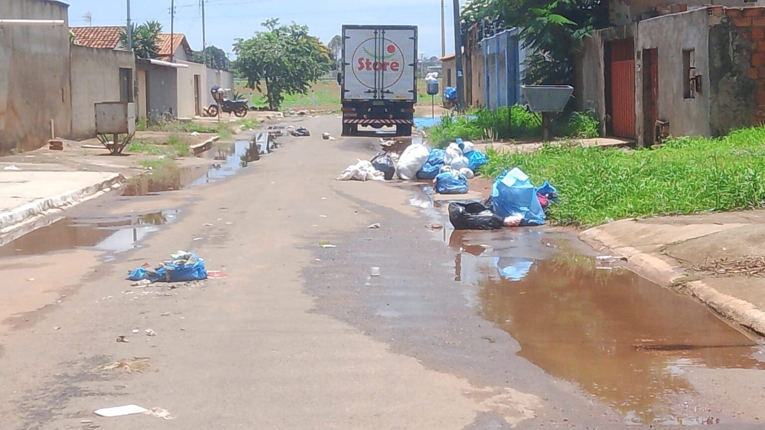 Crise na coleta de lixo em Trindade afeta 100% dos bairros e expõe falhas na gestão municipal. Acúmulo de resíduos gera indignação entre moradores e comerciantes. Falta de pagamento e ineficiência da licitação são os principais culpados