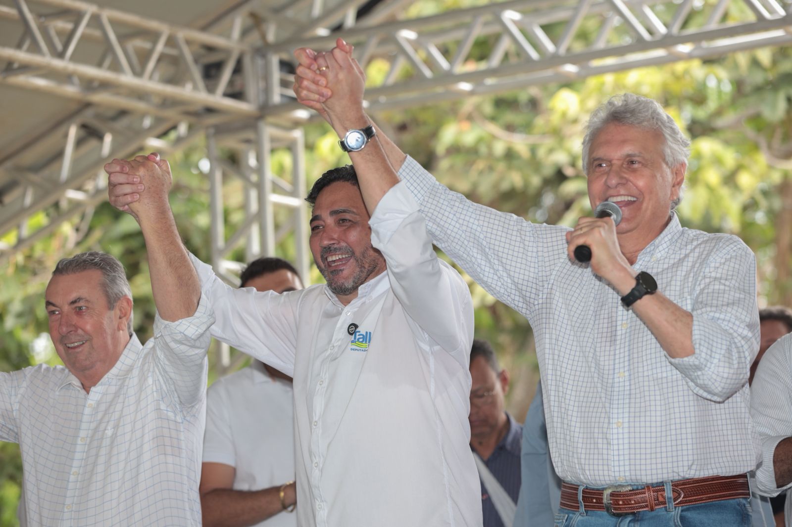 Encontro de Líderes em Goiás reúne Talles Barreto, Ronaldo Caiado e outras autoridades em Rianápolis. Evento fortalece base política do Estado e marca momento de diálogo estratégico.