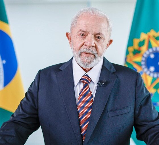 A pesquisa Datafolha aponta que a aprovação de Lula segue estável em 32%, enquanto a reprovação é de 37%. A avaliação de seu governo permanece com margens pequenas de variação