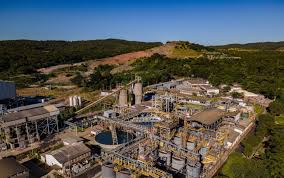 Mineração Serra Grande firma acordo com a Semad para reparar danos ambientais em Crixás, Goiás. O TAC compromete a mineradora a adotar ações corretivas nos próximos 12 meses.